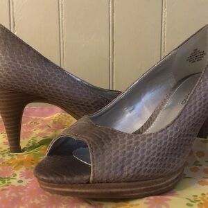 Bandolino Womens Sz 6 Beige Tan Snakeskin Embossed Mylah Peep Toe 3” Heels Pumps